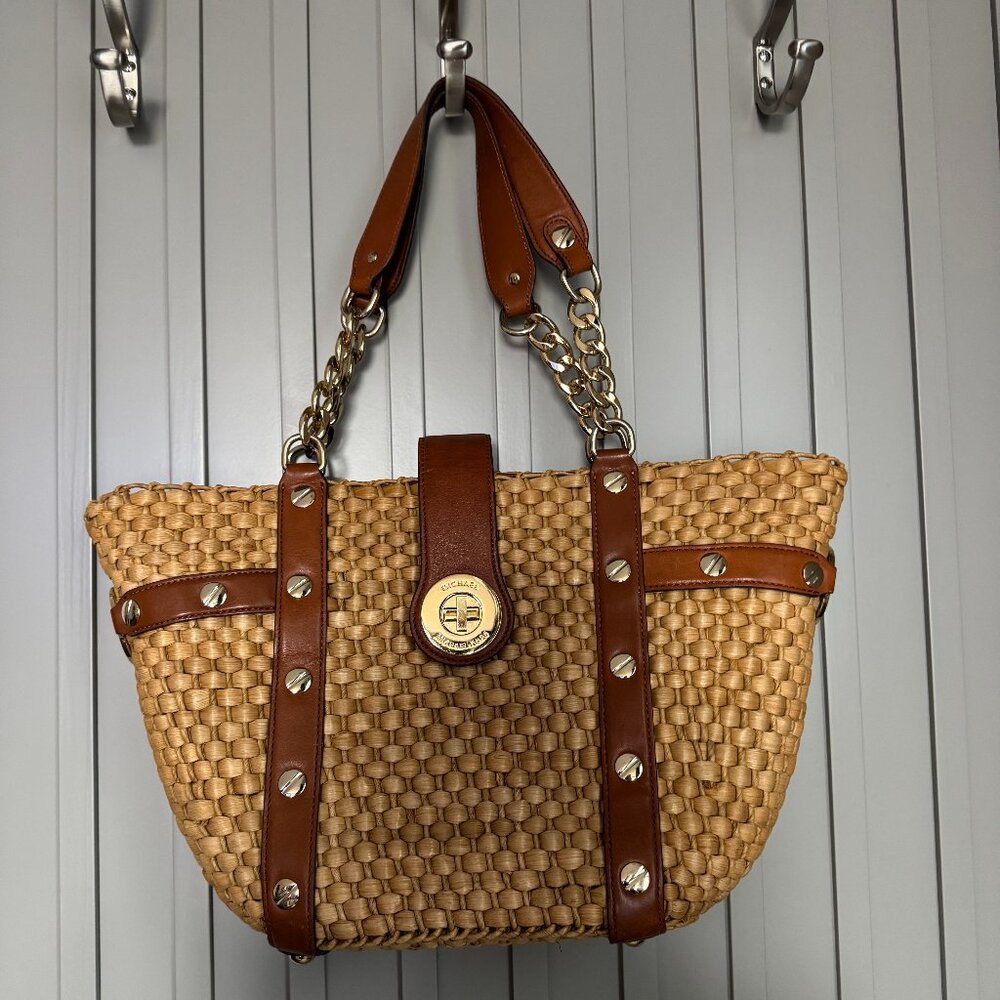 MICHAEL KORS RAFFIA SANTORINI TOTE PURSE, STRAW W/ GOLD CHAIN & BROWN LEATHER